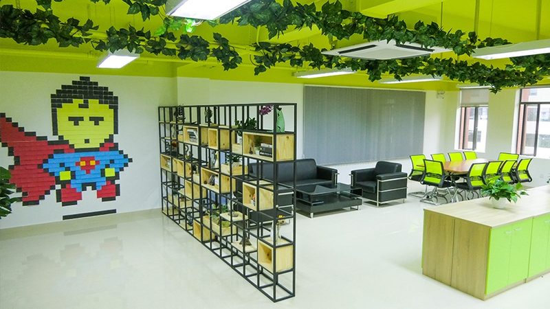 在挑选短视频拍摄厂家时，应关注以下方面：